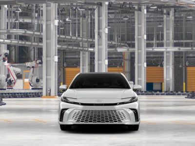 2026 Toyota Camry - Photo 2