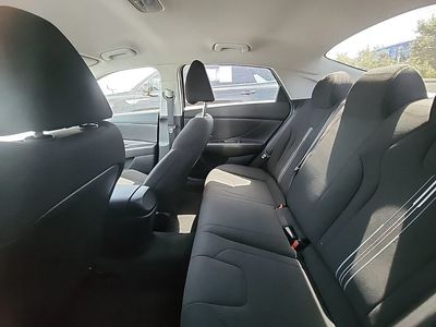 2022 Hyundai Elantra - Photo 3