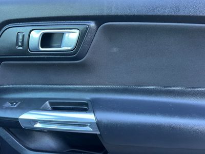 2018 Ford Mustang - Photo 17