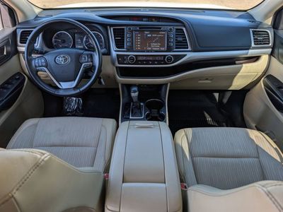 2019 Toyota Highlander — photo 9 view