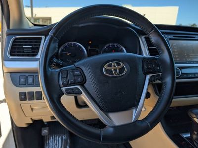 2019 Toyota Highlander — photo 18 view