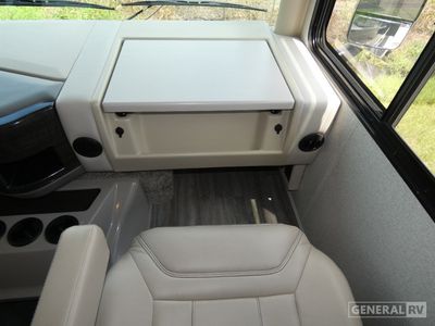 2024 Thor Motor Coach Miramar - Photo 11