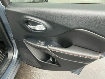 2016 Jeep Cherokee — photo 19 view