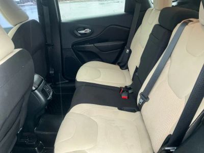 2016 Jeep Cherokee — photo 16 view