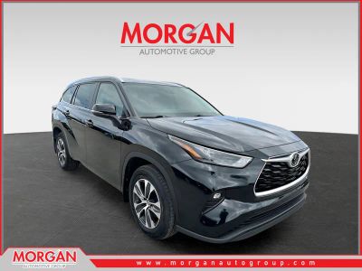 2024 Toyota Highlander XLE in Midnight Black Metallic — front three-quarter view