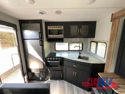 2023 Coachmen RV Freedom Express Ultra Lite - Photo 13