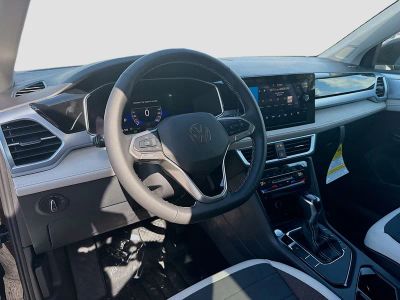 2026 Volkswagen Taos — photo 9 view