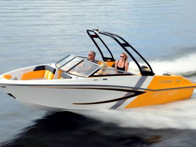 2015 Glastron GTS 207 in WHITE / BLACK — front three-quarter view