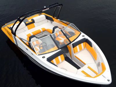 2015 Glastron GTS 207 — interior view