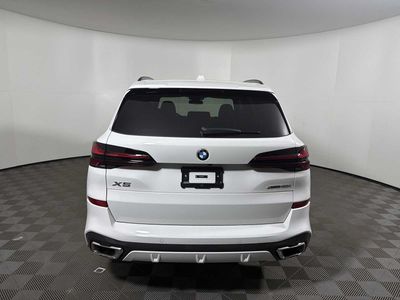 2026 BMW X5 xDrive40i xDrive40i in Alpine White — front three-quarter view