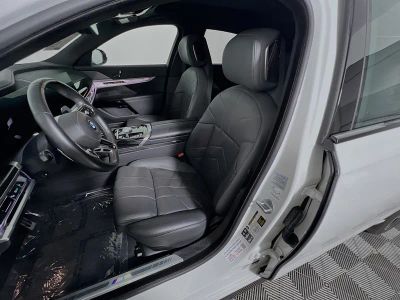 2025 BMW 7 Series — photo 12 view