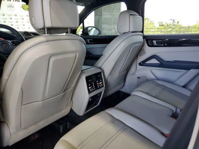 2022 Porsche Cayenne — photo 9 view