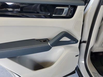 2022 Porsche Cayenne — photo 13 view
