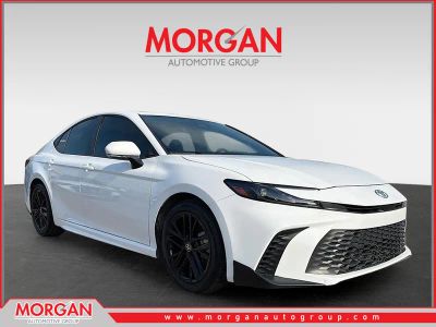 2025 Toyota Camry SE in Ice Cap — front three-quarter view