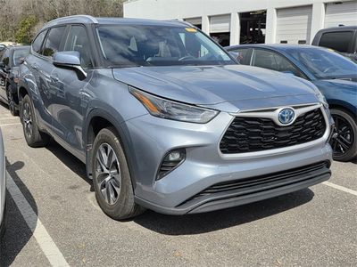 2024 Toyota Highlander Hybrid XLE — front three-quarter view