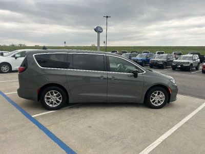 2025 Chrysler Pacifica — detail view