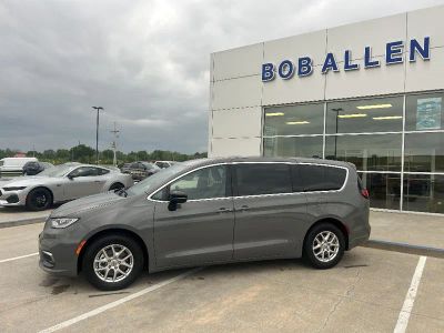 2025 Chrysler Pacifica Select in Ceramic Grey Clear Coat — front three-quarter view
