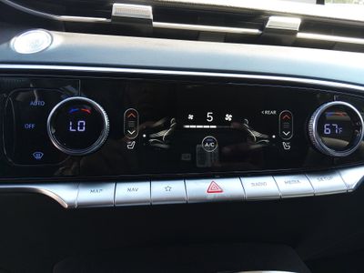 2025 Genesis GV70 - Photo 18