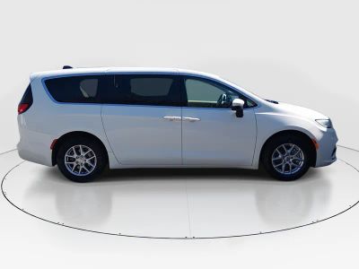 2023 Chrysler Pacifica — photo 8 view
