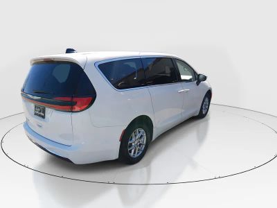 2023 Chrysler Pacifica — photo 7 view