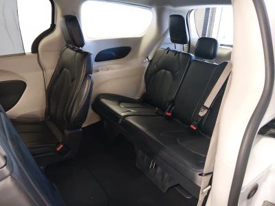 2023 Chrysler Pacifica — photo 17 view