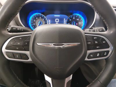 2023 Chrysler Pacifica — photo 12 view