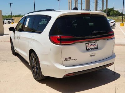 2024 Chrysler Pacifica — detail view