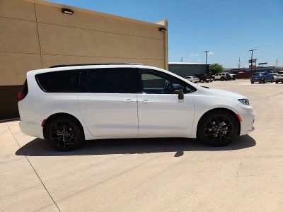 2024 Chrysler Pacifica — side profile view