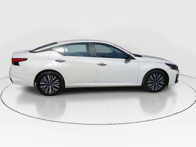2024 Nissan Altima — photo 8 view