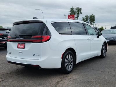2023 Chrysler Pacifica — rear three-quarter view