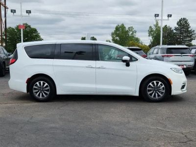 2023 Chrysler Pacifica — side profile view