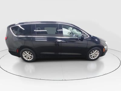 2023 Chrysler Pacifica — photo 8 view