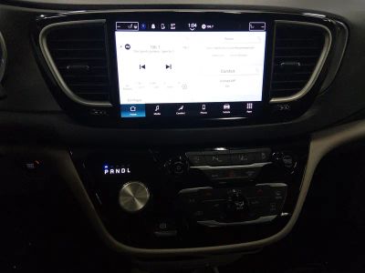 2023 Chrysler Pacifica — photo 13 view