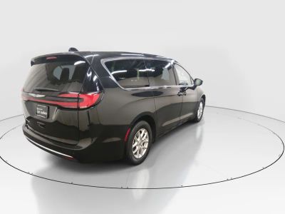 2023 Chrysler Pacifica — photo 7 view