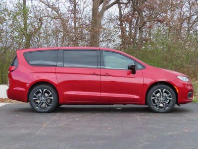 2026 Chrysler Pacifica — side profile view