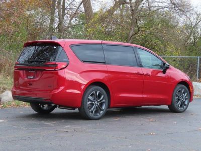 2026 Chrysler Pacifica — rear three-quarter view
