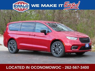 2026 Chrysler Pacifica PACIFICA SELECT AWD in Red Hot Pearl-Coat Exterior Paint — front three-quarter view