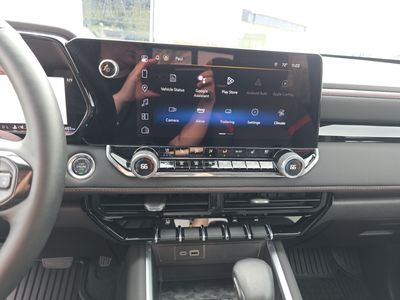2024 Chevrolet Colorado — photo 11 view