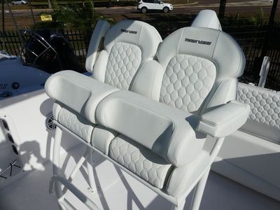 2026 Twin Vee 240 Center Console GFX - Photo 11