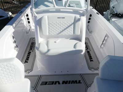 2026 Twin Vee 240 Center Console GFX - Photo 15