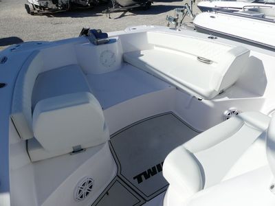 2026 Twin Vee 240 Center Console GFX - Photo 13