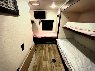 2025 Venture RV SportTrek - Photo 17