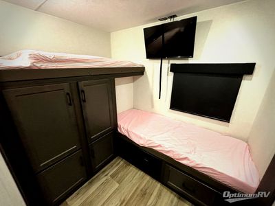 2025 Venture RV SportTrek - Photo 19