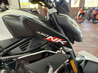 2025 CFMOTO 450NK - Photo 10