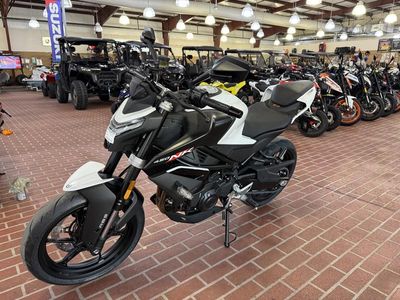 2025 CFMOTO 450NK - Photo 2