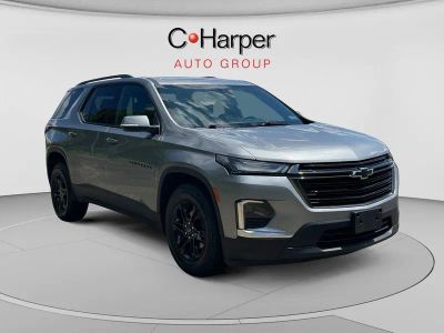 2023 Chevrolet Traverse LT Cloth in Sterling Gray Metallic — front three-quarter view