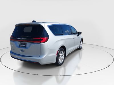 2024 Chrysler Pacifica — photo 7 view