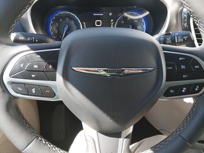 2024 Chrysler Pacifica — photo 12 view