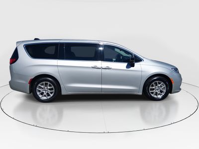 2024 Chrysler Pacifica — photo 8 view