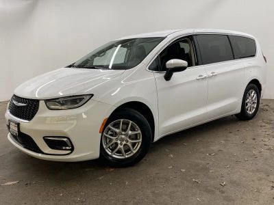 2023 Chrysler Pacifica Touring L in Whi/White — front three-quarter view